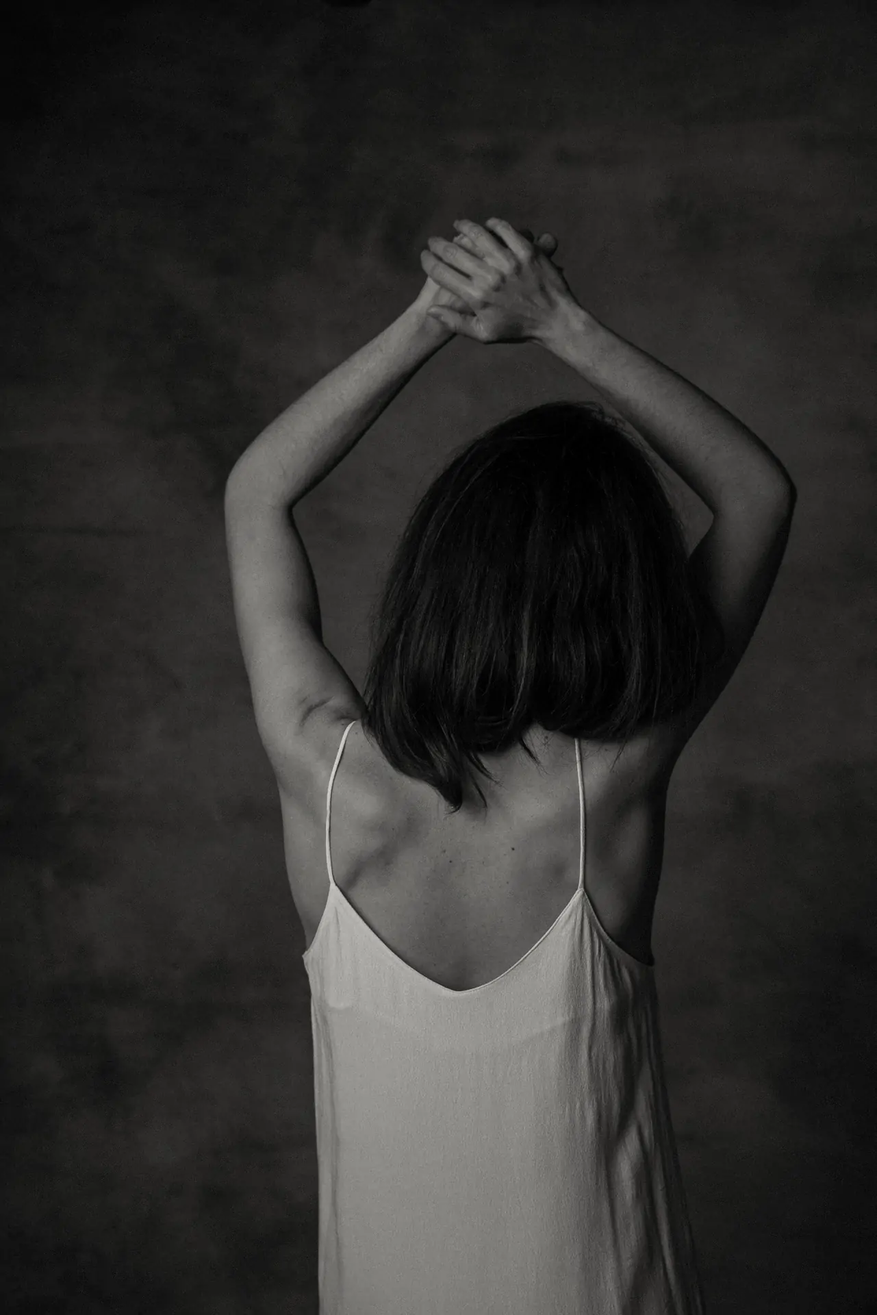 Portrait intime en noir et blanc d'une femme de dos en nuisette