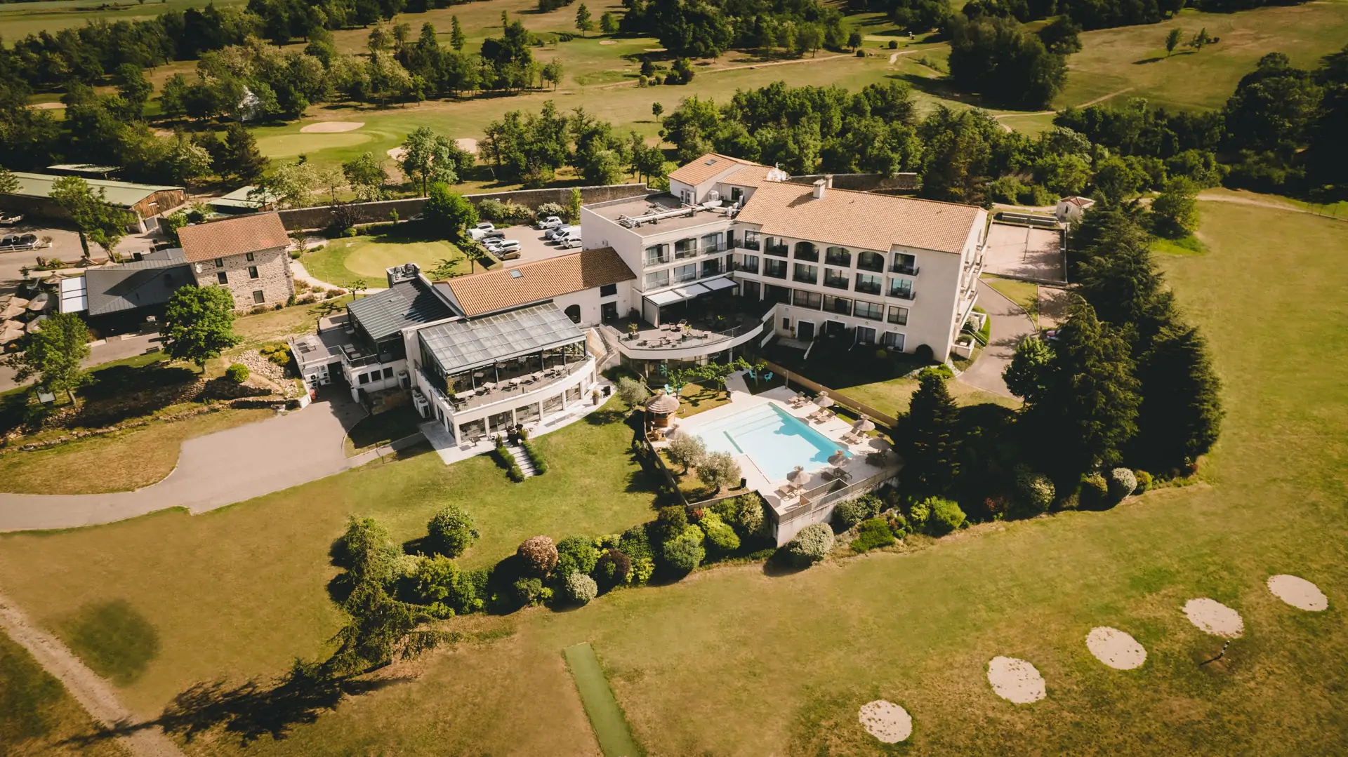 vue aérienne du domaine du golf de saint clair hôtel restaurant