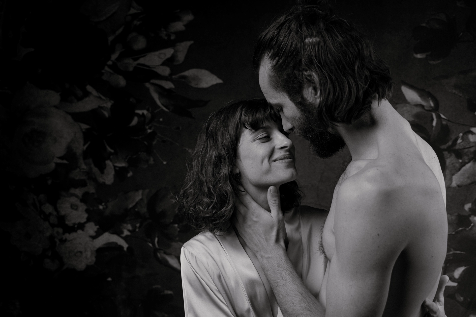 couple qui s'étreint en tenue intime dans un studio de photographie