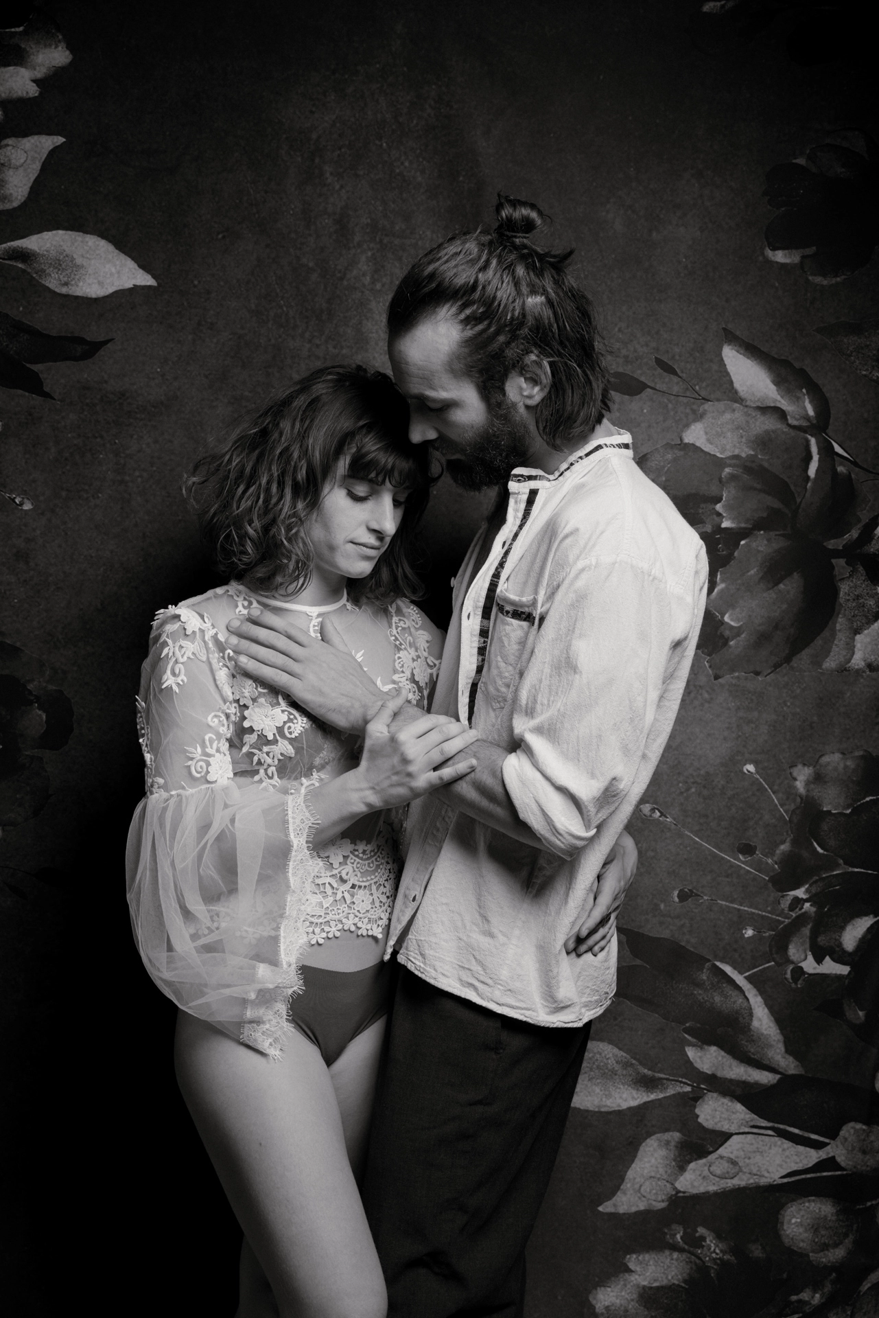 Portrait photo intime d'un couple en noir et blanc et en studio