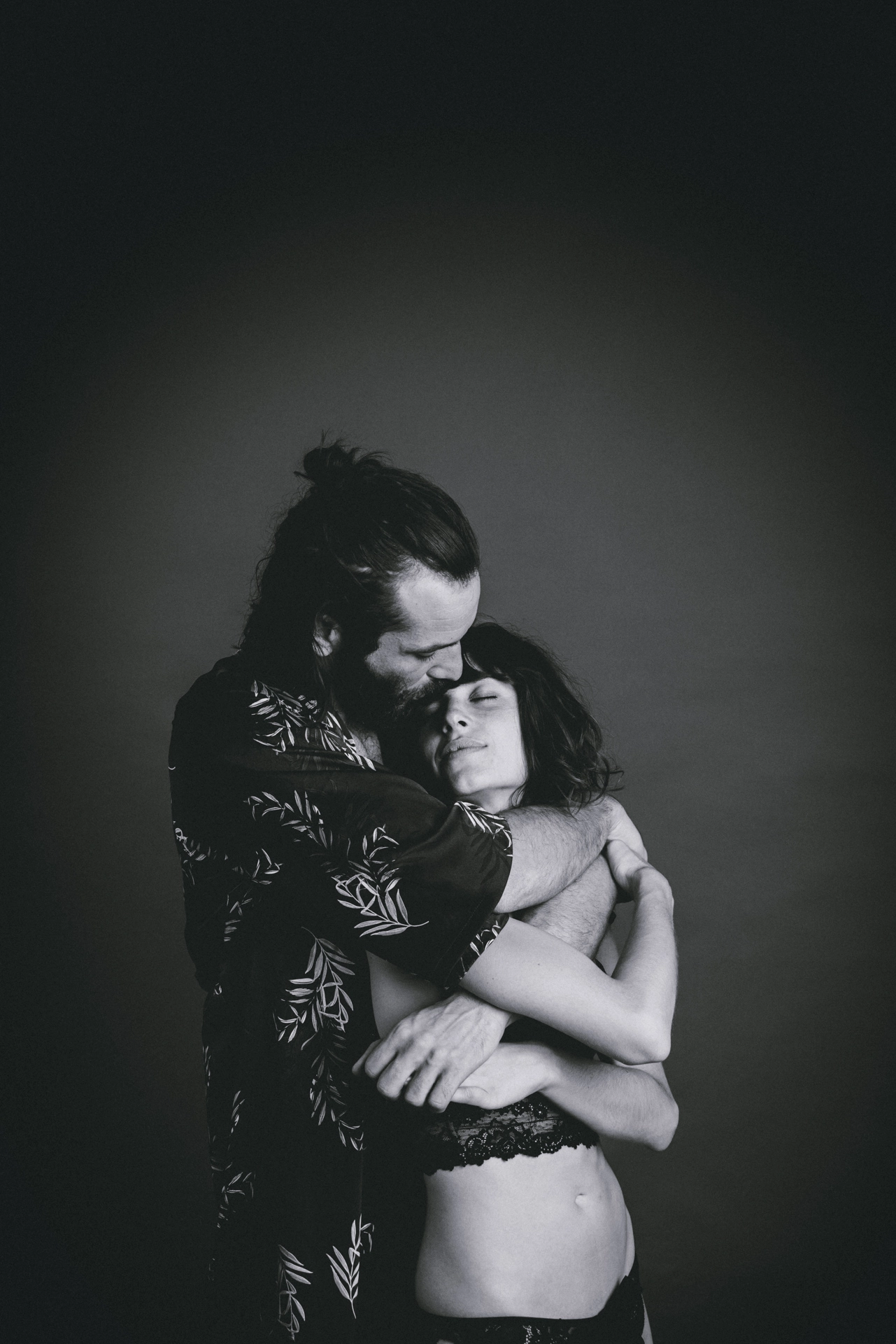 couple intime noir blanc studio mademoiselle r monsieur p photographe video annonay ardeche