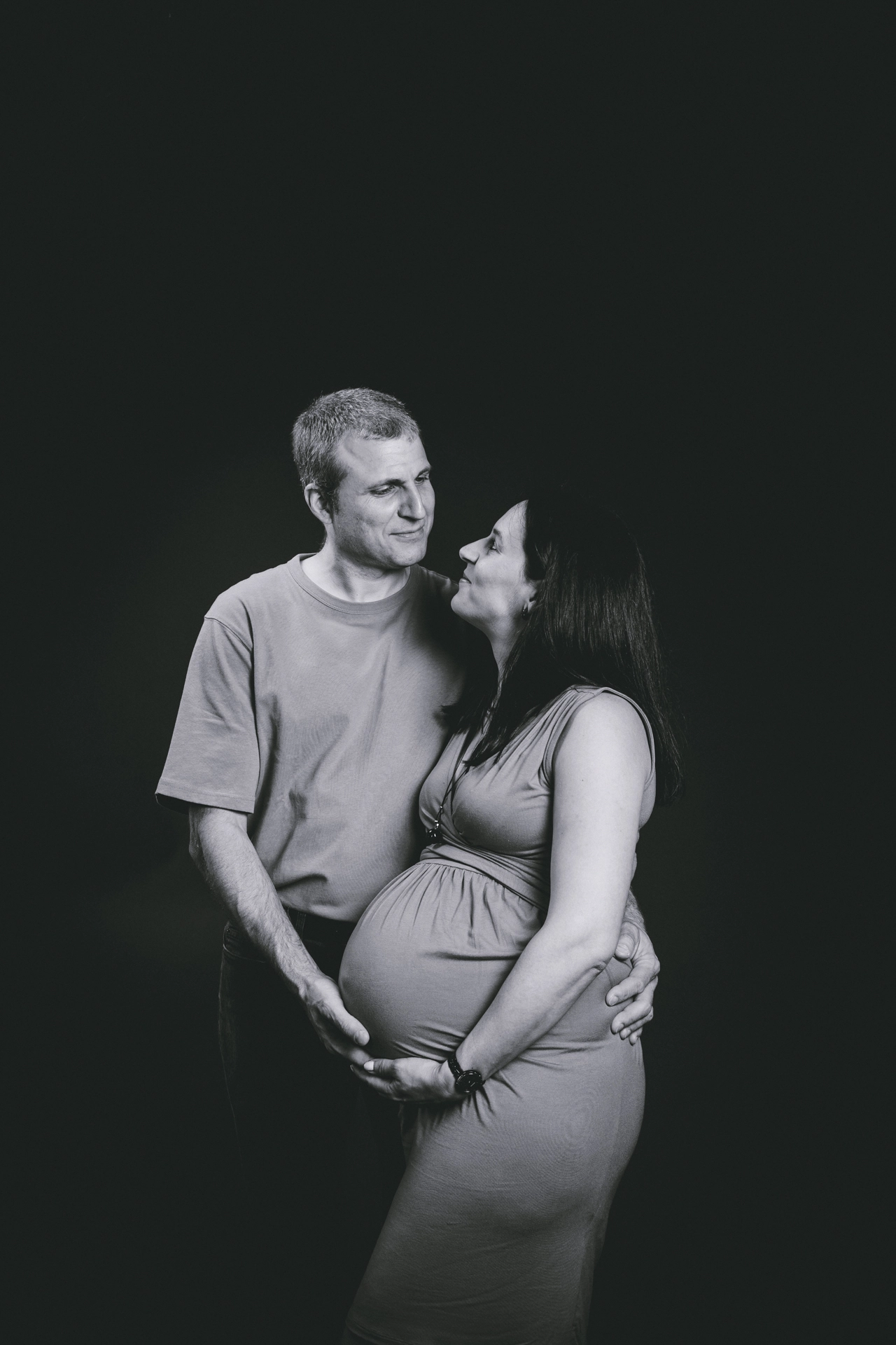 Photo de couple attendant un bébé en noir et blanc et en studio