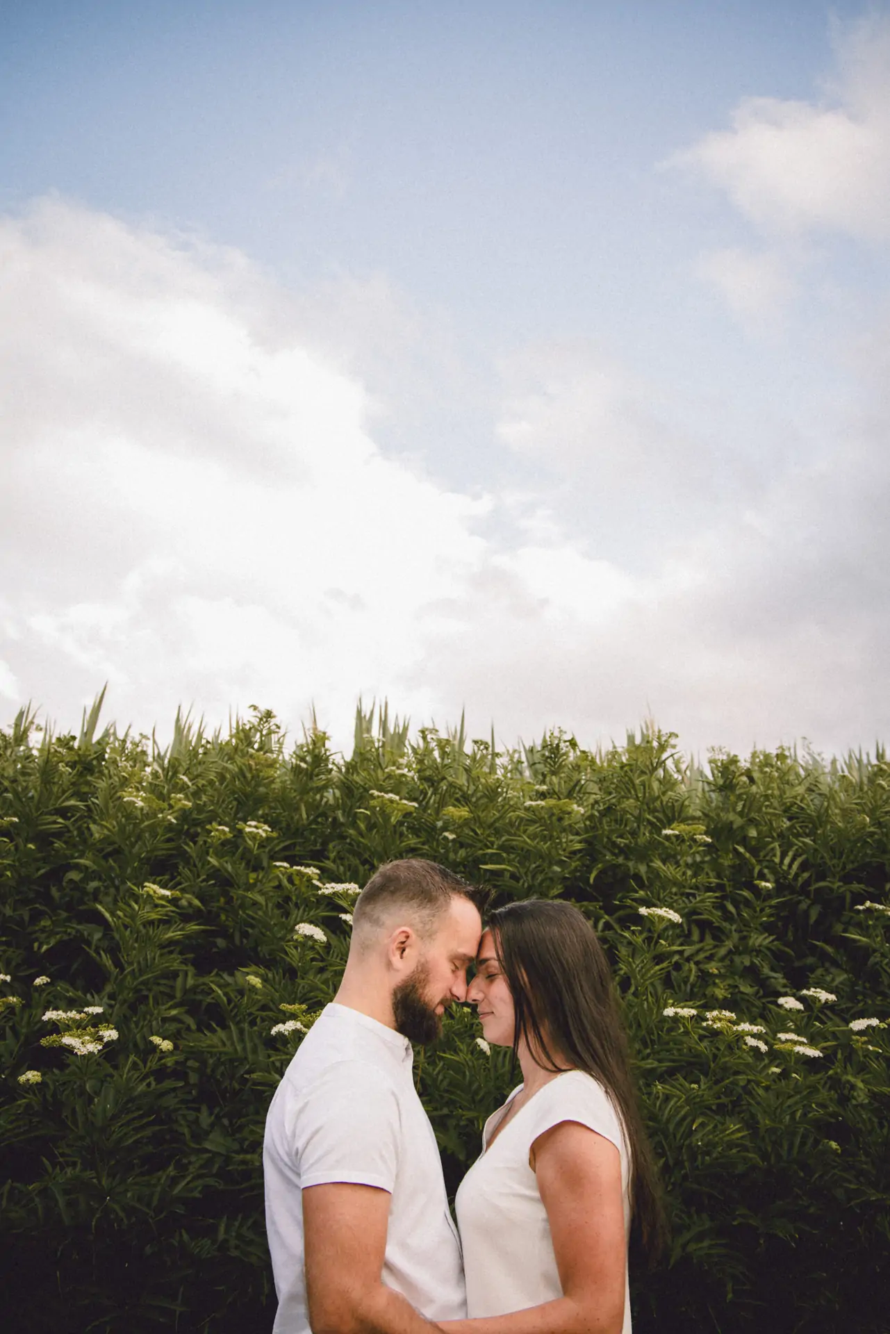 Photo d'un couple se tenant nez contre nez dans la nature