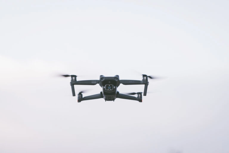 drone air 2 s dji en vol sur un ciel avec quelques nuages