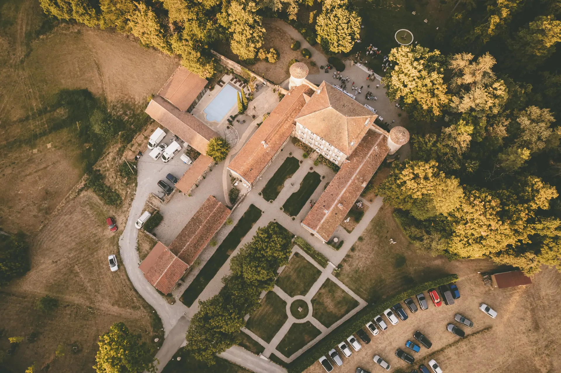 vue aérienne du château chavagnac dans l'Ardèche lors d'un mariage