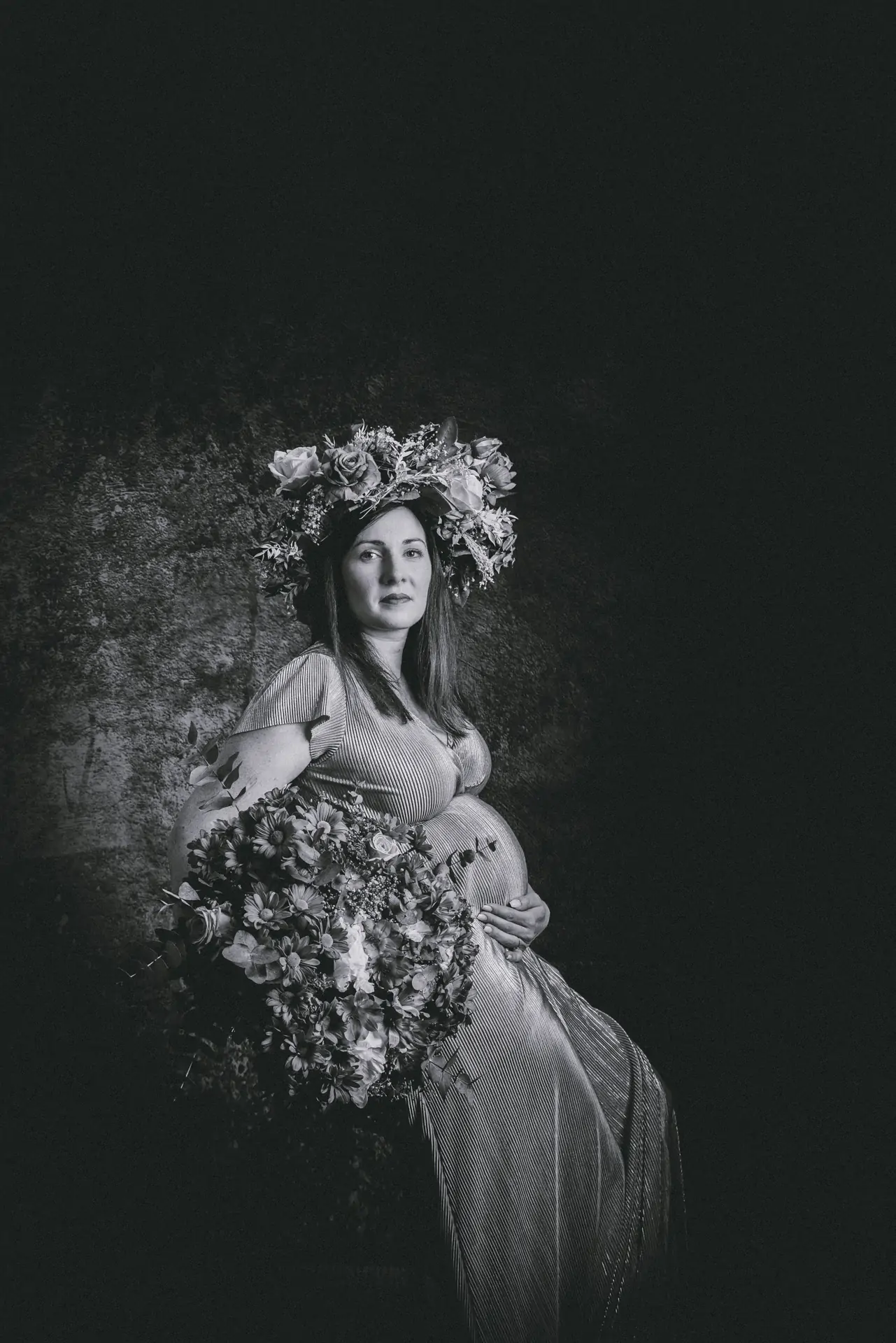 Portrait noir et blanc d'une femme enceinte dans un studio photo