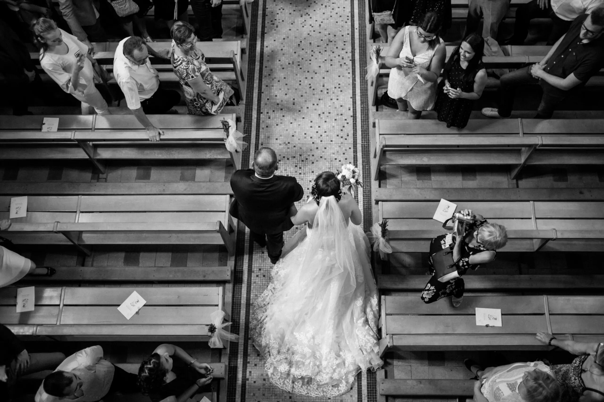 entrée de la mariée dans l'église vue de haut en noir et blanc
