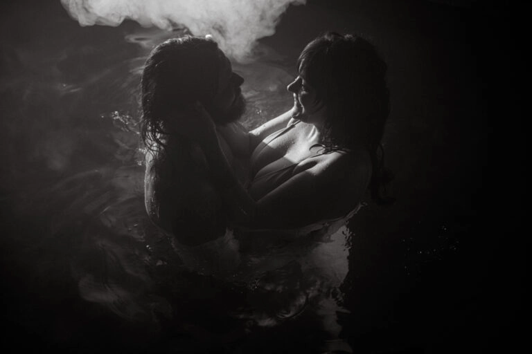 couple dans l'eau qui se regarde dans les yeux photo noir et blanc