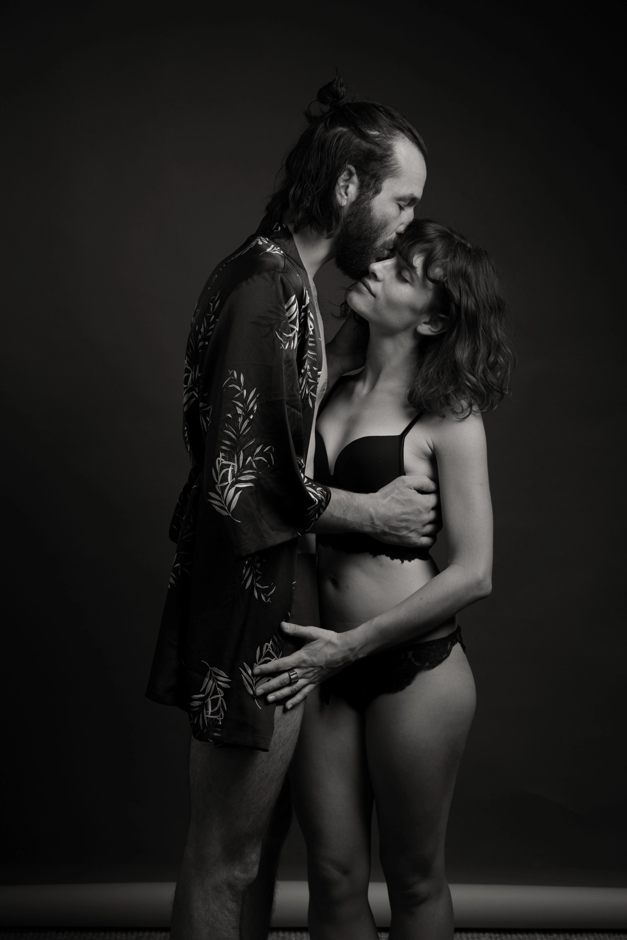 intime studio debout noir blanc couple amoureux mademoiselle r monsieur p photographe videaste annonay ardeche