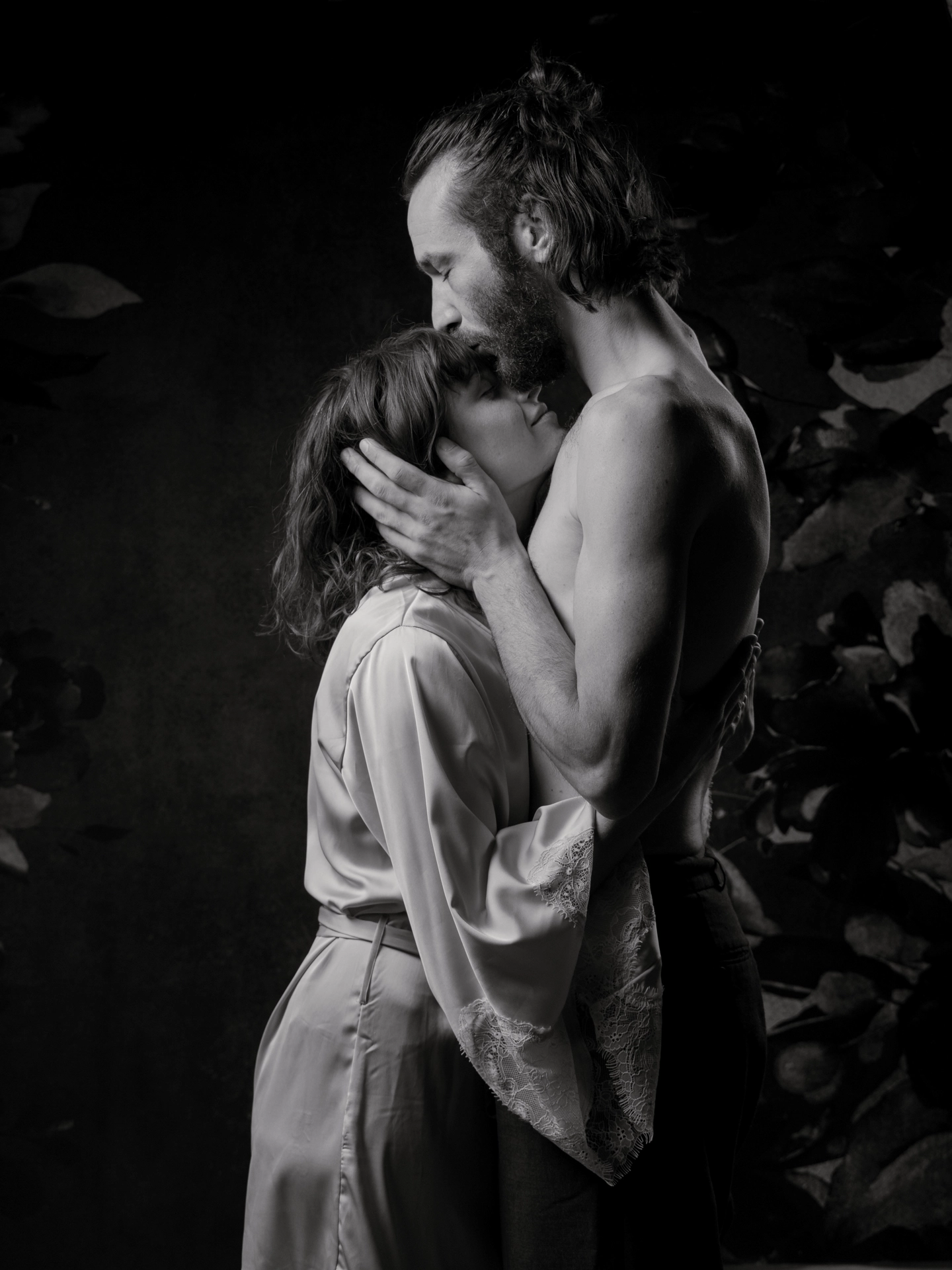 intime studio noir blanc couple bisous mademoiselle r monsieur p photographe videaste annonay ardeche