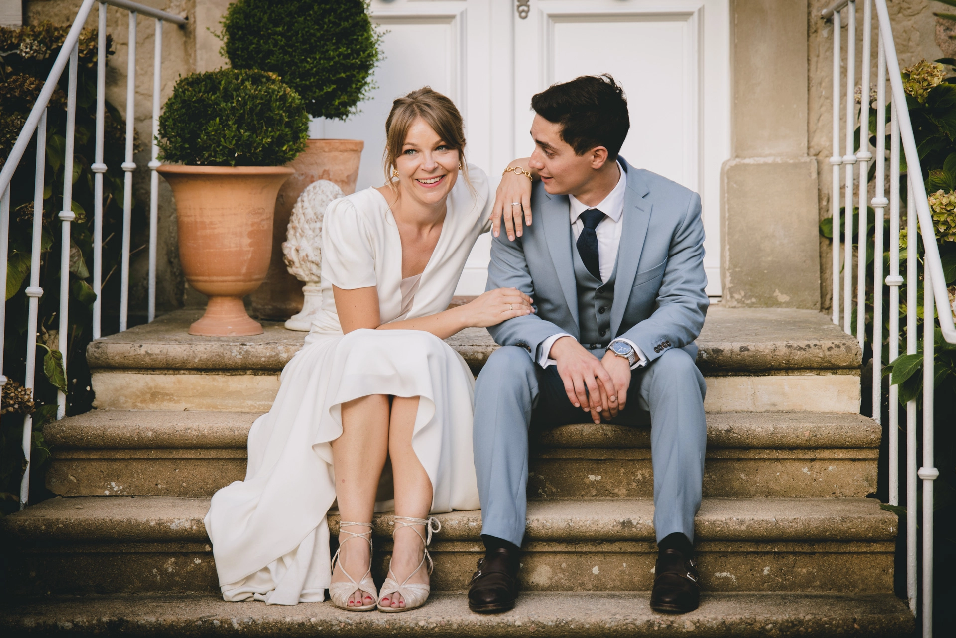 mariage couleur  couple marie escalier mademoiselle r monsieur p photographe videaste annonay ardeche