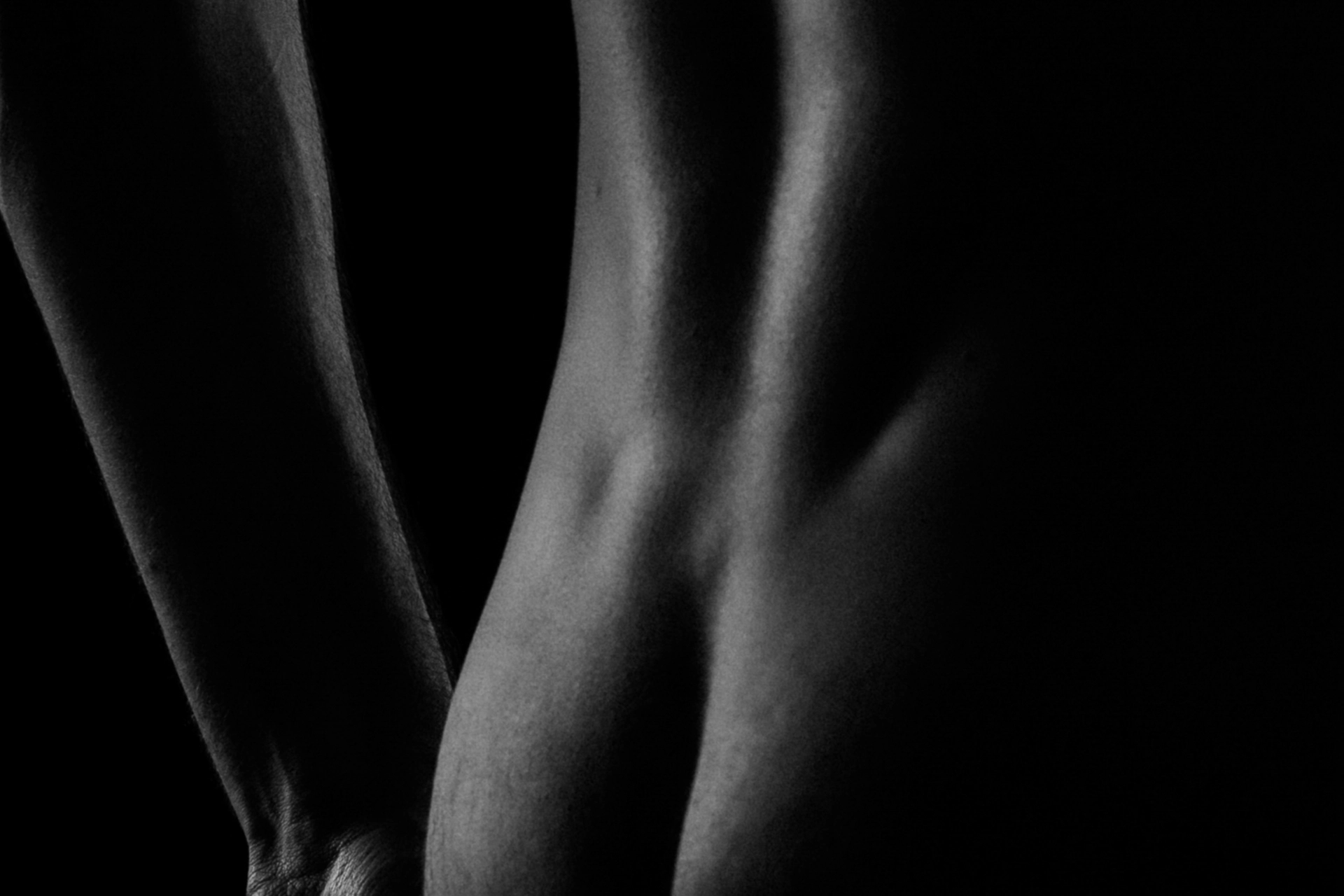 bas du dos d'un homme nu photo noir et blanc en studio