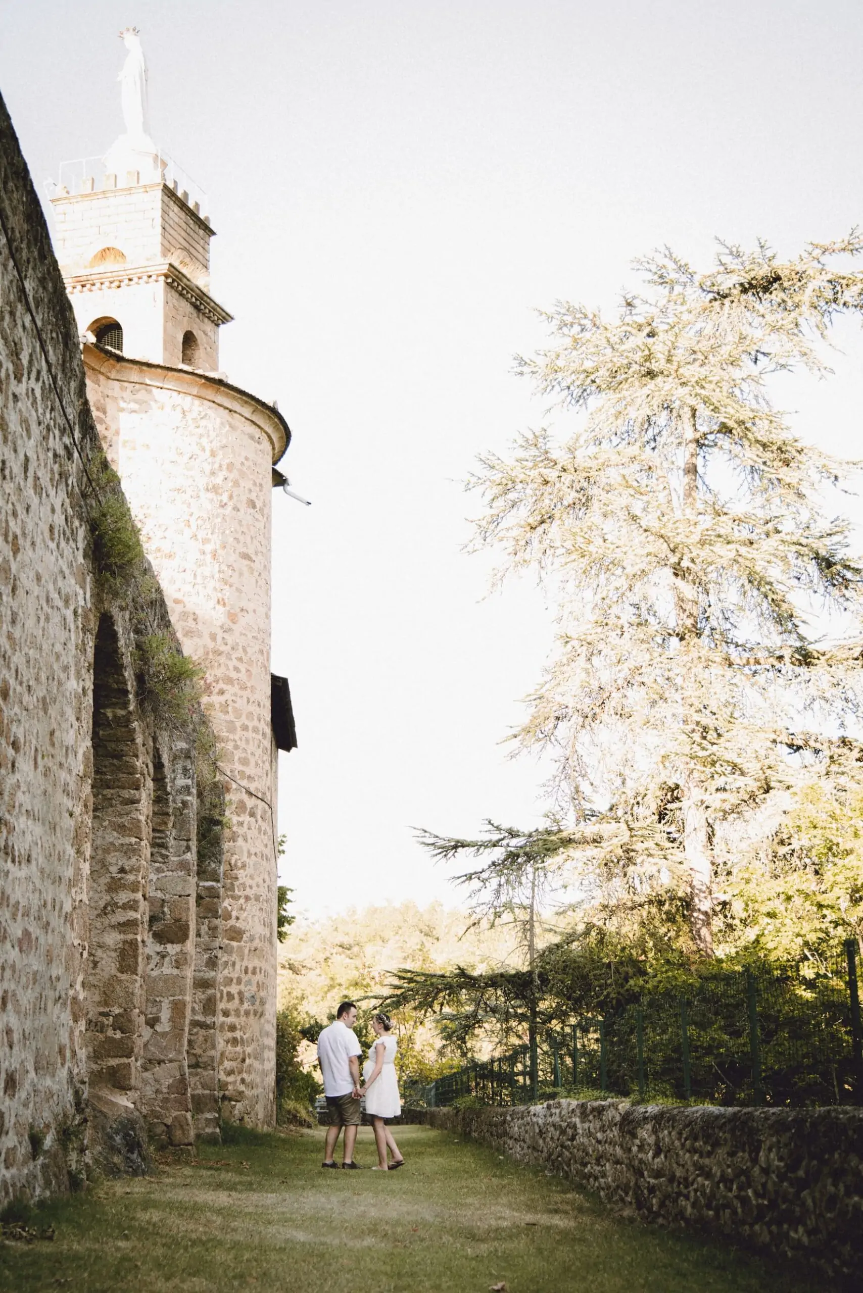 couple attendant un enfant au sanctuaire de notre dame d'ay