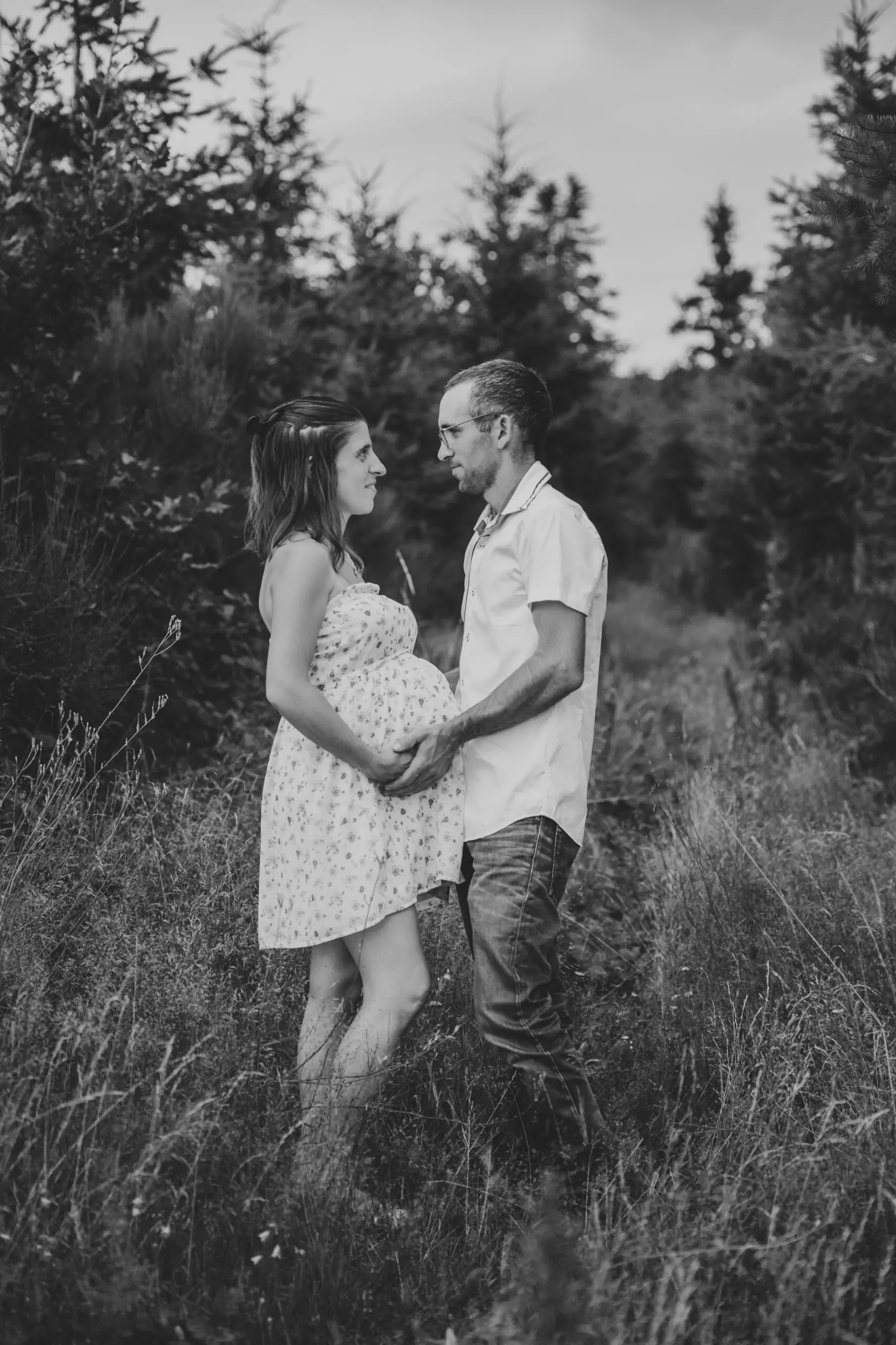 Couple qui attend un enfant dans la nature photo en noir et blanc