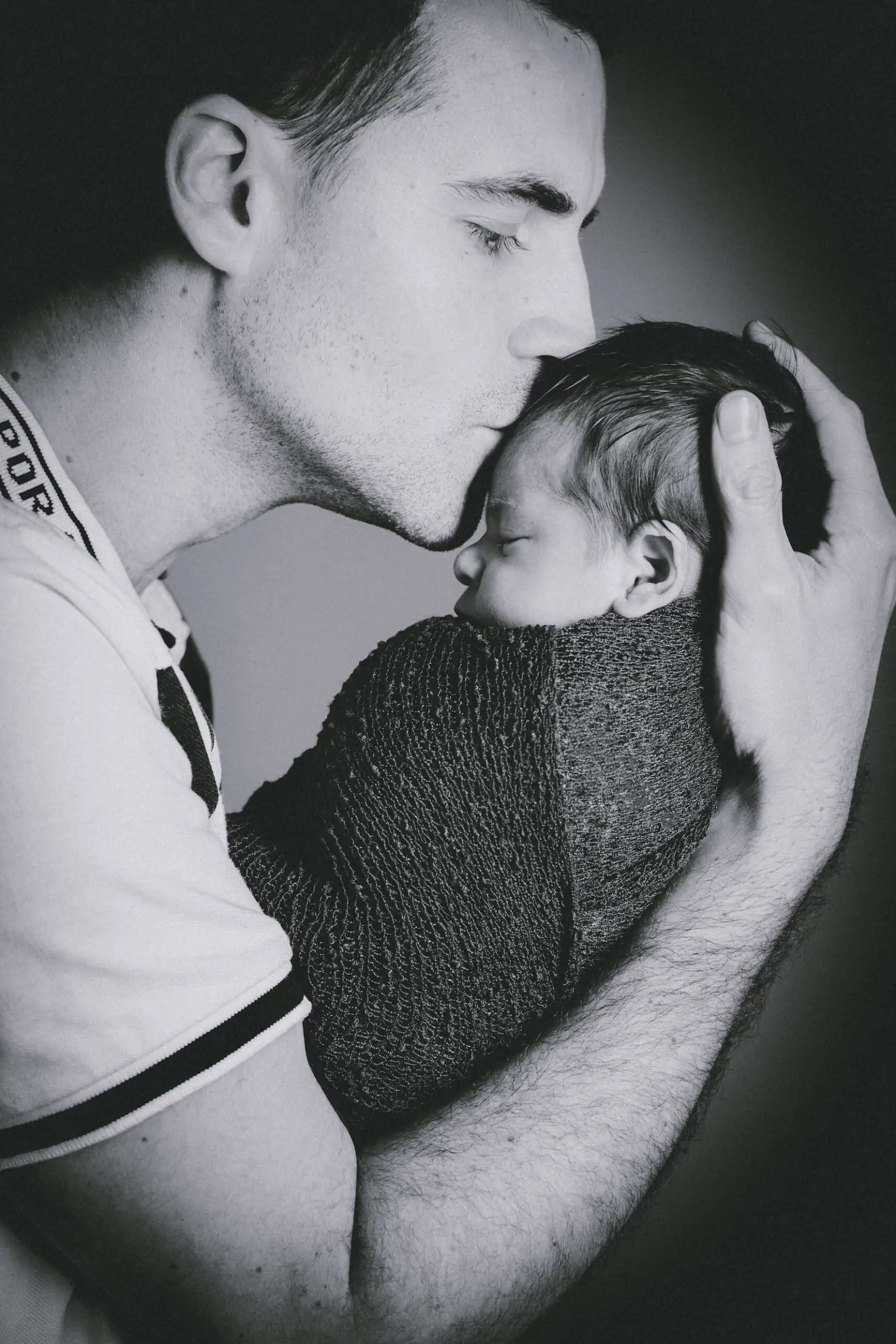 photographe naissance ardeche papa bebe bisou studio mademoiselle r monsieur p