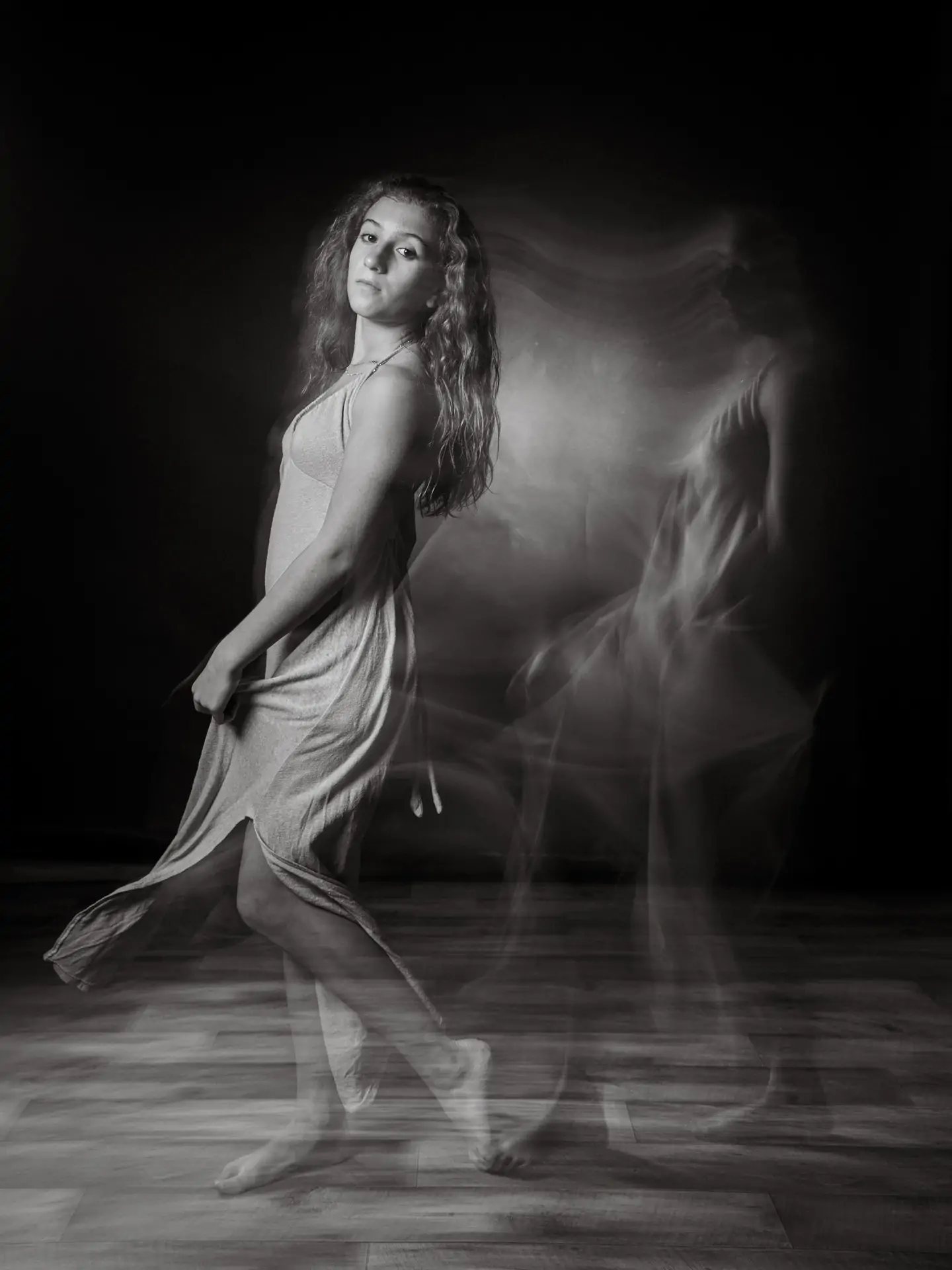 jeune fille qui danse en studio de photographie avec un flou de mouvement